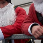 Ratownicy Grupy Poszukiwawczo-Ratowniczej z Myślenic, Grupa Poszukiwawczo-Ratownicza OSP Kęty oraz Grupa Ratownictwa Specjalnego OSP Nowy Sącz, akcja Mikołajkowa, zjazd Mikołajów z dachu