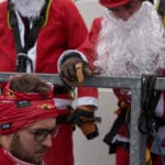 Ratownicy Grupy Poszukiwawczo-Ratowniczej z Myślenic, Grupa Poszukiwawczo-Ratownicza OSP Kęty oraz Grupa Ratownictwa Specjalnego OSP Nowy Sącz, akcja Mikołajkowa, zjazd Mikołajów z dachu