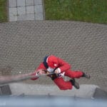 Ratownicy Grupy Poszukiwawczo-Ratowniczej z Myślenic, Grupa Poszukiwawczo-Ratownicza OSP Kęty oraz Grupa Ratownictwa Specjalnego OSP Nowy Sącz, akcja Mikołajkowa, zjazd Mikołajów z dachu