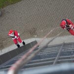 Ratownicy Grupy Poszukiwawczo-Ratowniczej z Myślenic, Grupa Poszukiwawczo-Ratownicza OSP Kęty oraz Grupa Ratownictwa Specjalnego OSP Nowy Sącz, akcja Mikołajkowa, zjazd Mikołajów z dachu
