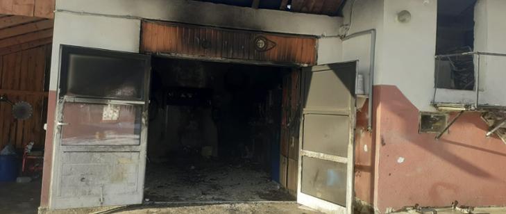 Wola Kosnowa. Palił się garaż w budynku gospodarczym