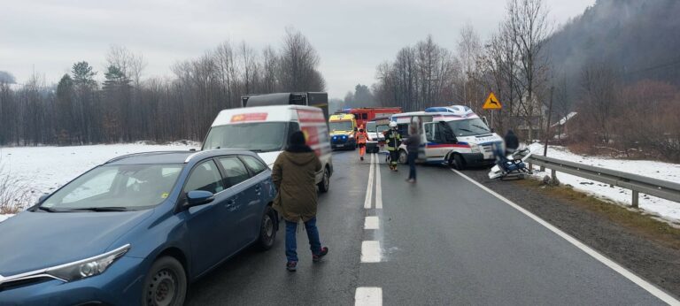 Frycowa. Na DK75 zderzyły się cztery pojazdy, w tym karetka