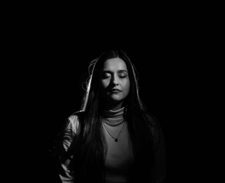 Bite prezentuje debiutancki singiel. Posłuchaj utworu „Anhedonia” [RECENZJA]