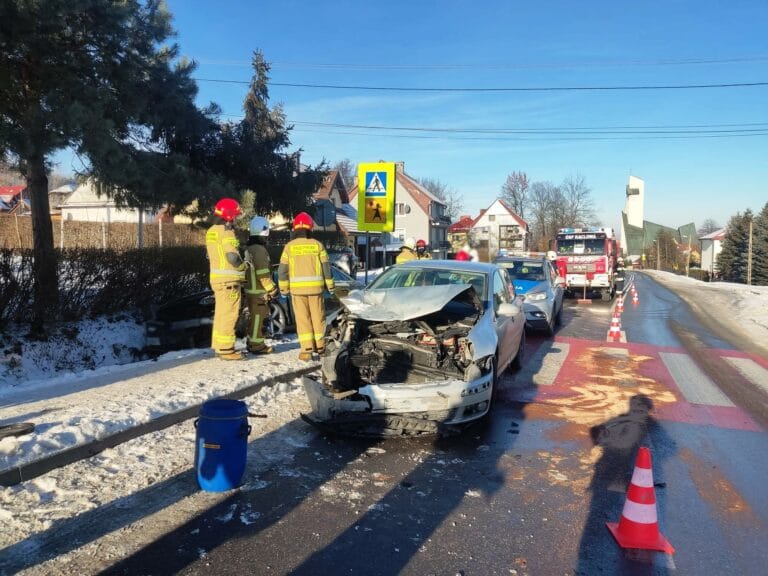 Kąclowa. Zderzenie dwóch osobówek na przejściu dla pieszych