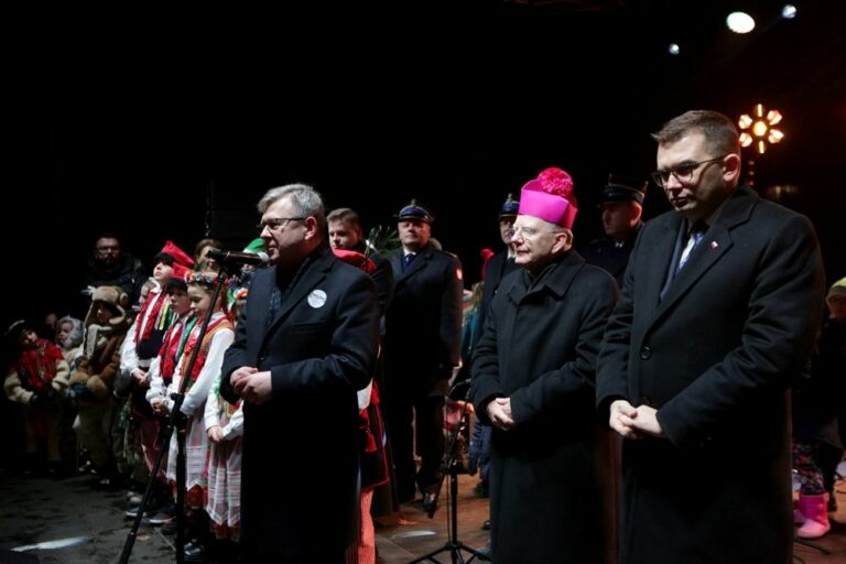 Kraków. Pod Oknem Papieskim stanęła choinka