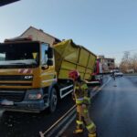 Nowy Sącz, ulica Kunegundy, samochód utknął pod wiaduktem, PSP, smieciarka