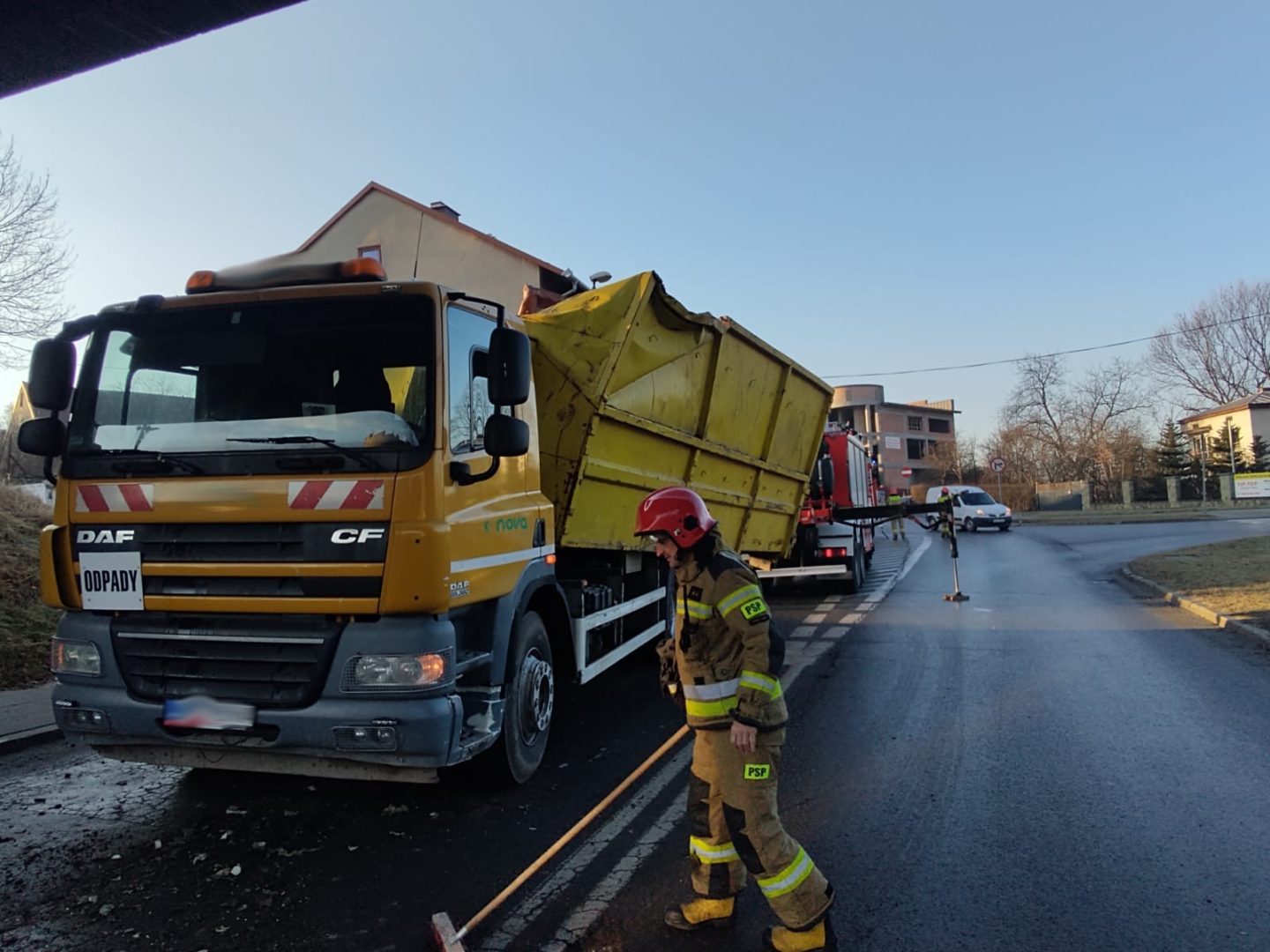 Nowy Sącz, ulica Kunegundy, samochód utknął pod wiaduktem, PSP, smieciarka