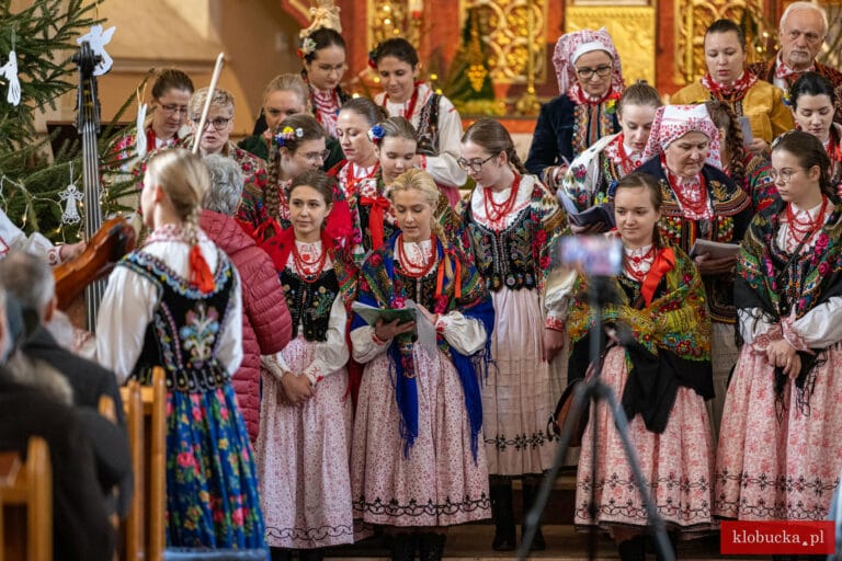 Sądeckie Lachy zawitały z kolędami do Starokrzepic [ZDJĘCIA]
