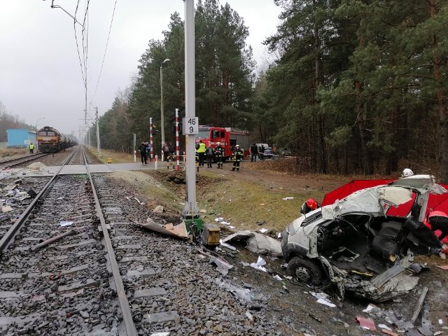 wypadek w Widełce, Impuls, Newag, tragiczny wypadek, dostawczak wjechał pod szynobus, Podkarpacie