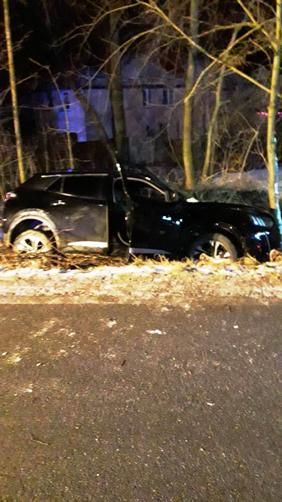 Koniuszowa, samochód uderzył w drzewo