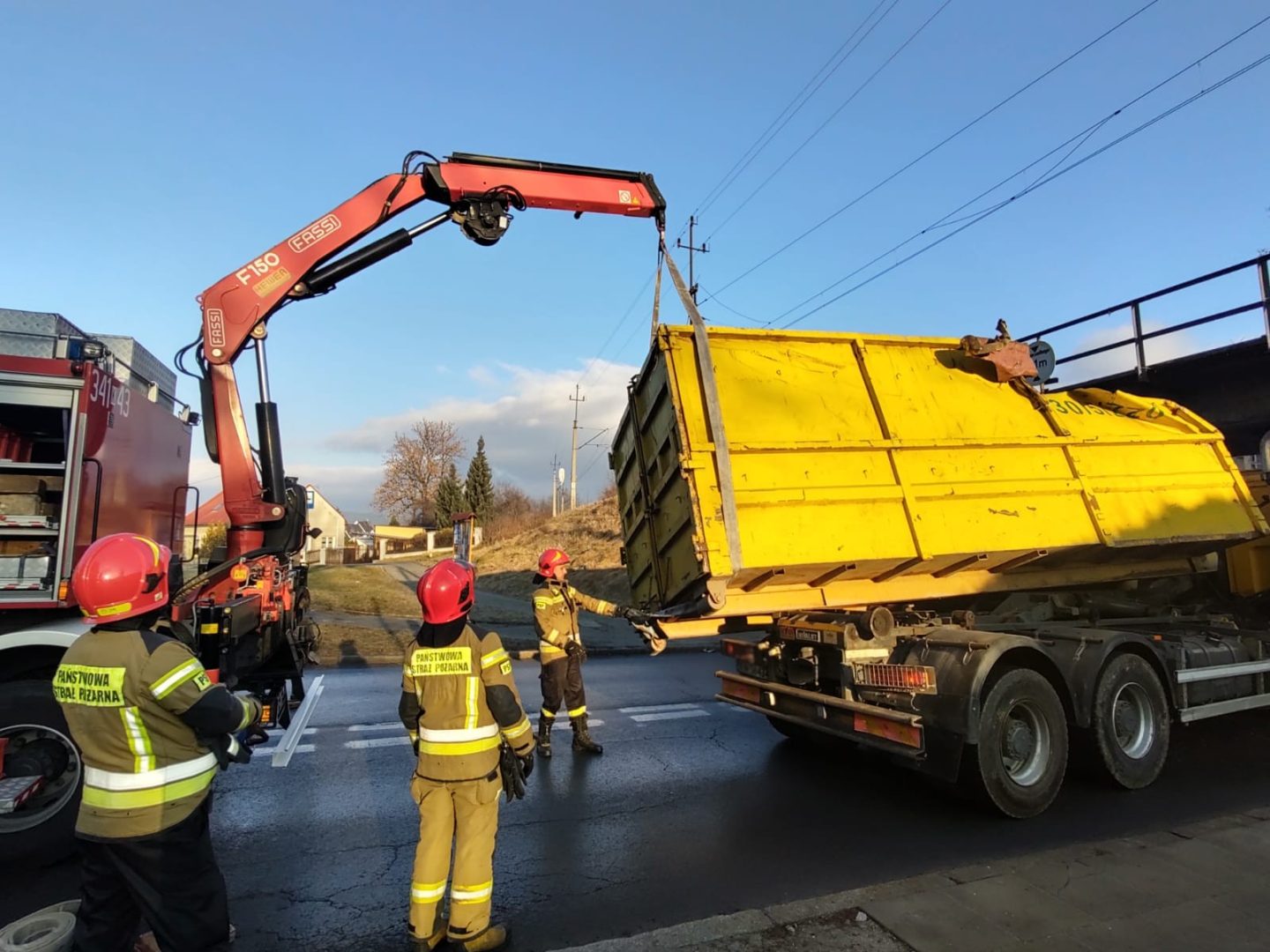 Nowy Sącz, ulica Kunegundy, samochód utknął pod wiaduktem, PSP, smieciarka