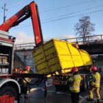Nowy Sącz, ulica Kunegundy, samochód utknął pod wiaduktem, PSP, smieciarka