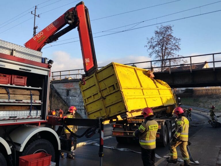 Nowy Sącz. Z impetem wjechał pod za niski wiadukt