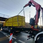 Nowy Sącz, ulica Kunegundy, samochód utknął pod wiaduktem, PSP, smieciarka