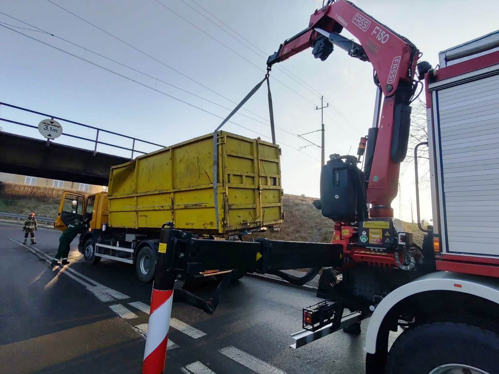 Nowy Sącz, ulica Kunegundy, samochód utknął pod wiaduktem, PSP, smieciarka
