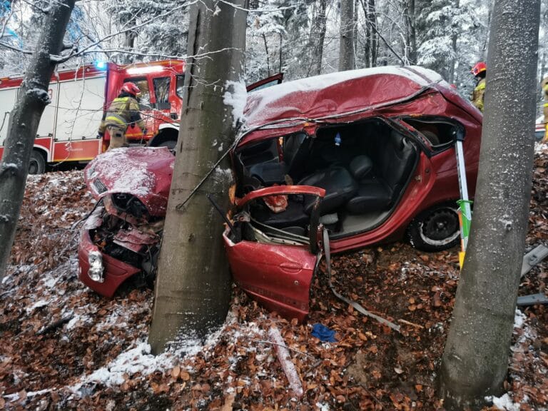 Łęki. Kierowca zakleszczony w aucie grożącym osunięciem