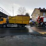 Nowy Sącz, ulica Kunegundy, samochód utknął pod wiaduktem, PSP, smieciarka