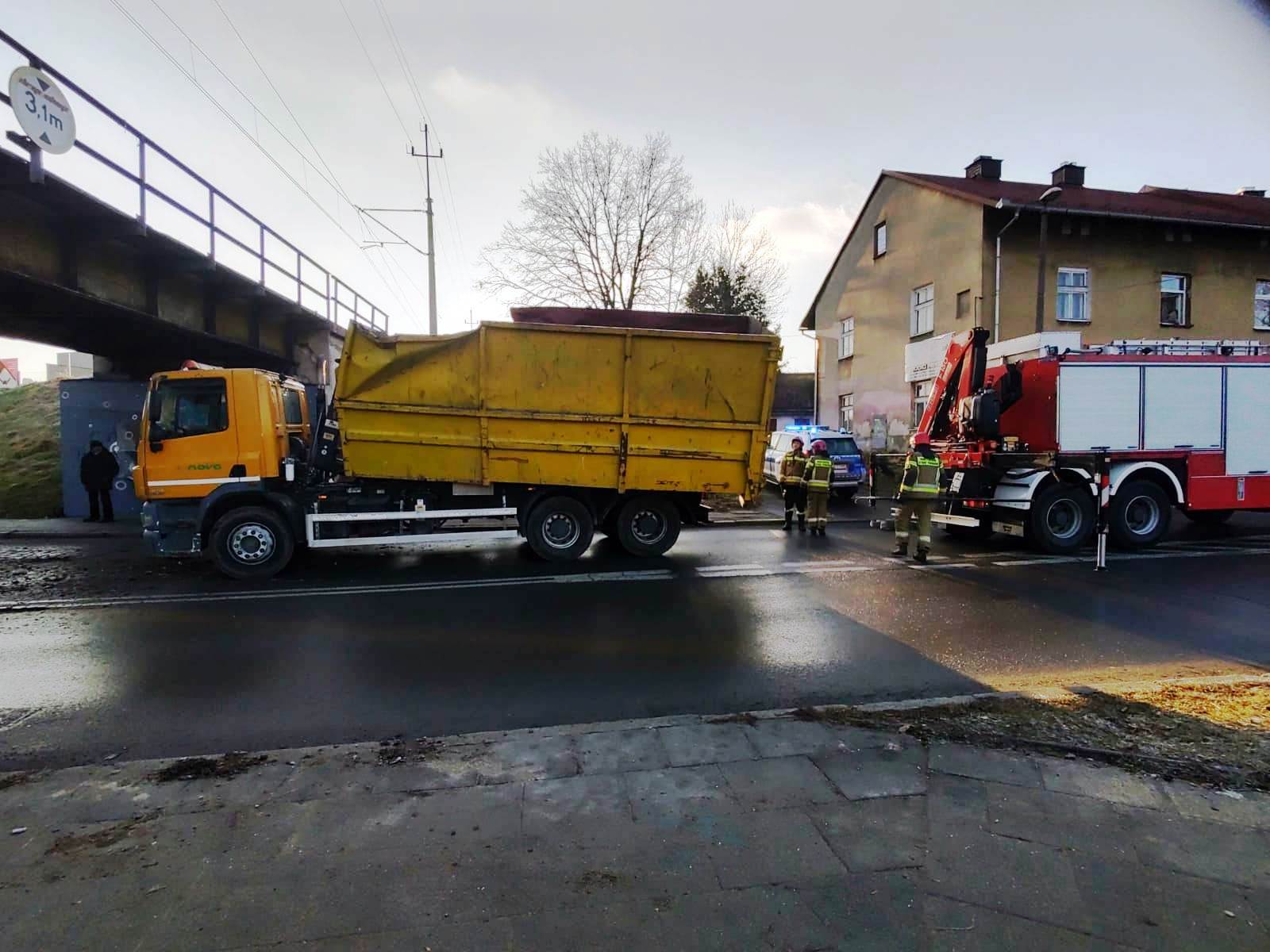 Nowy Sącz, ulica Kunegundy, samochód utknął pod wiaduktem, PSP, smieciarka