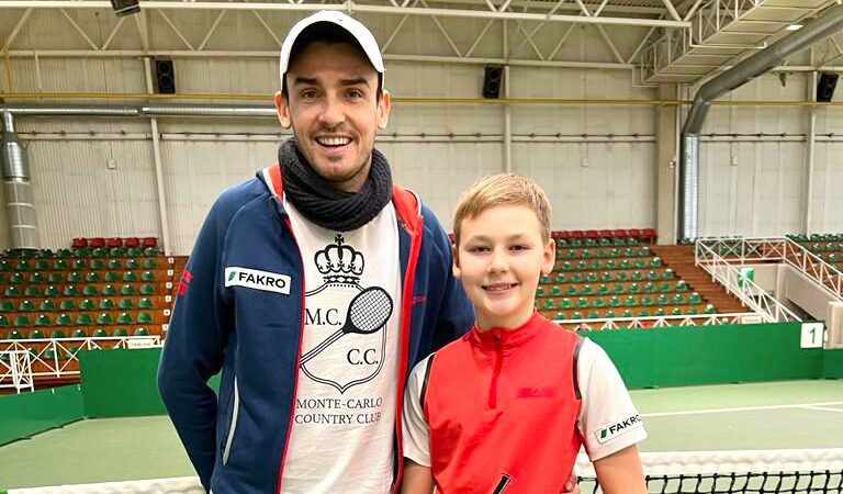 Wiktor Jeż (STT Fakro) na podium Tennis Europe na Litwie