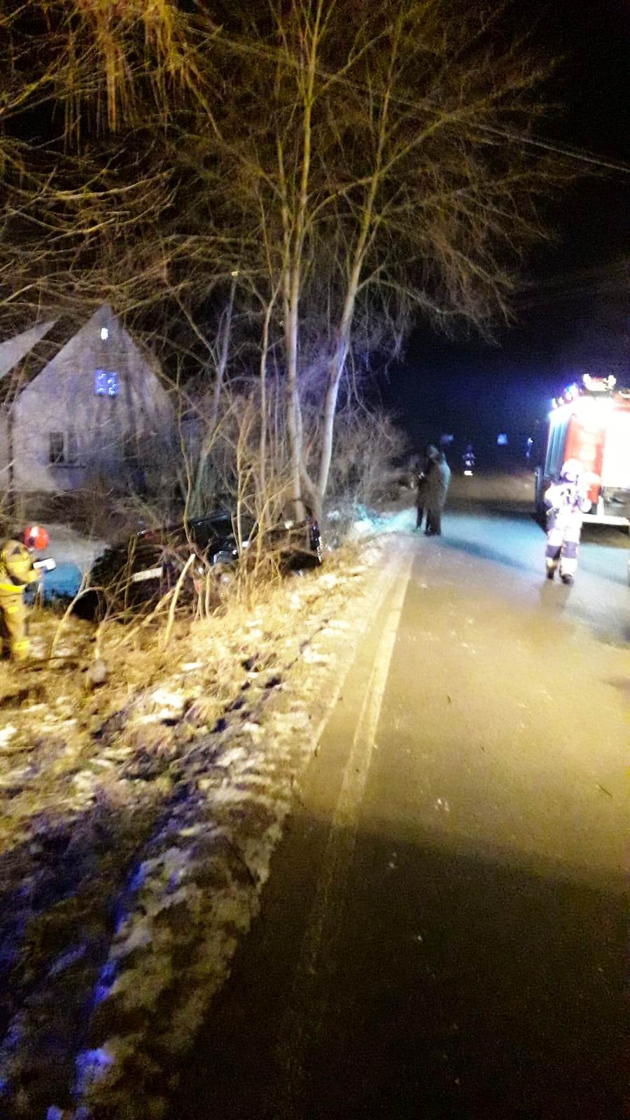 Koniuszowa, samochód uderzył w drzewo