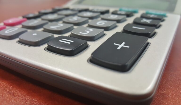 Kalkulator dla przedsiębiorców pomoże obliczyć składkę zdrowotną w „Polskim Ładzie”