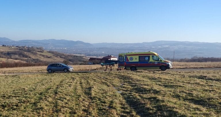 Trzetrzewina. Wypadek motocyklisty podczas jazdy po łące
