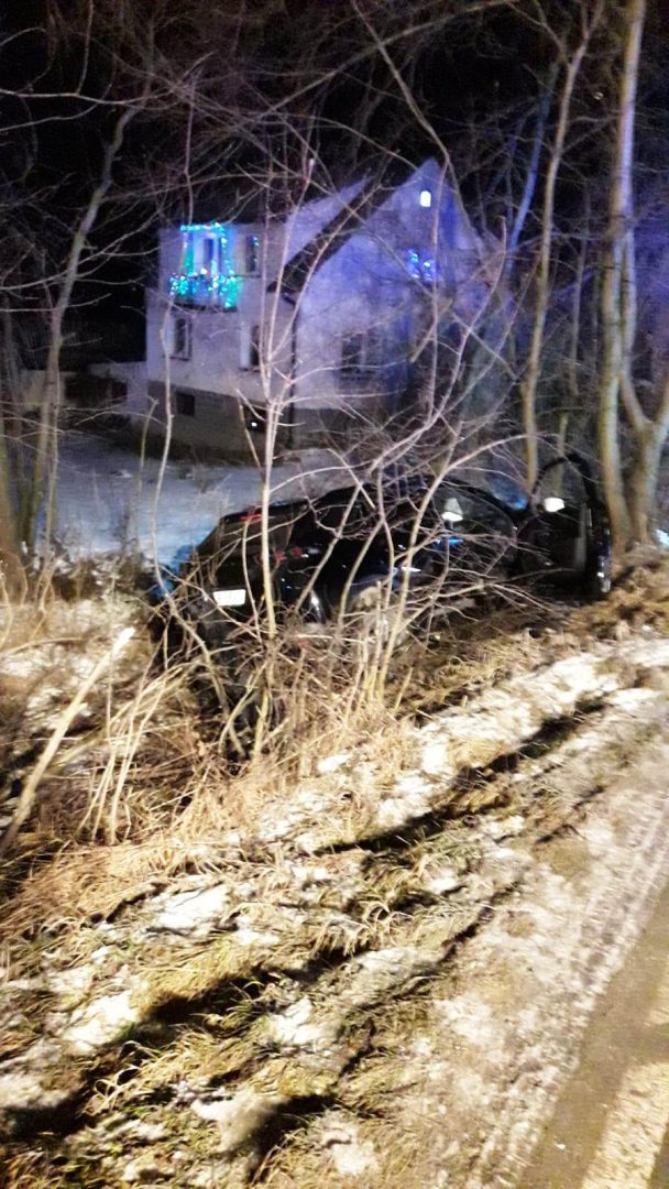 Koniuszowa, samochód uderzył w drzewo