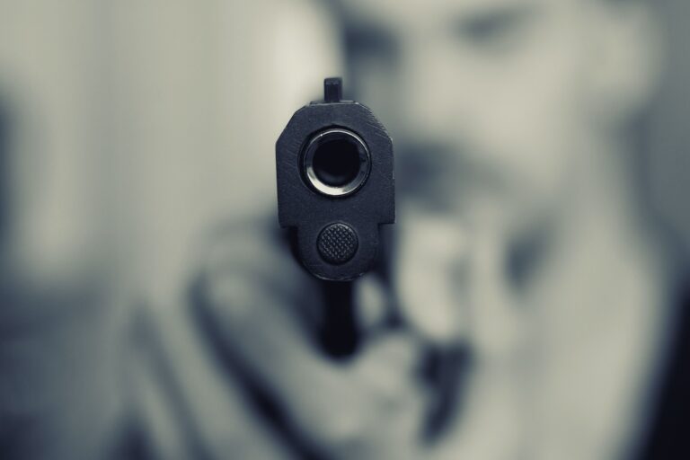 Nie spodobał mu się samochód, więc wyciągnął pistolet…