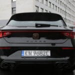 nieoznakowany radiowóz Cupra Leon