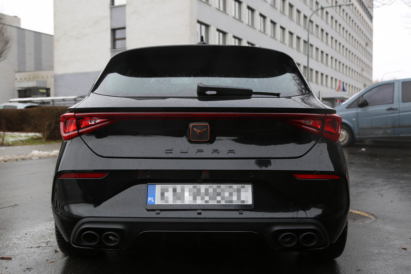 nieoznakowany radiowóz Cupra Leon