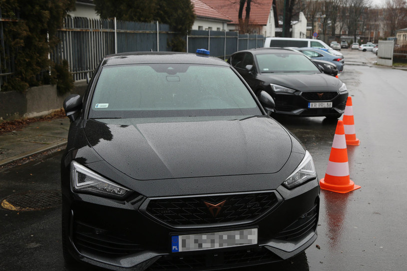nieoznakowany radiowóz Cupra Leon