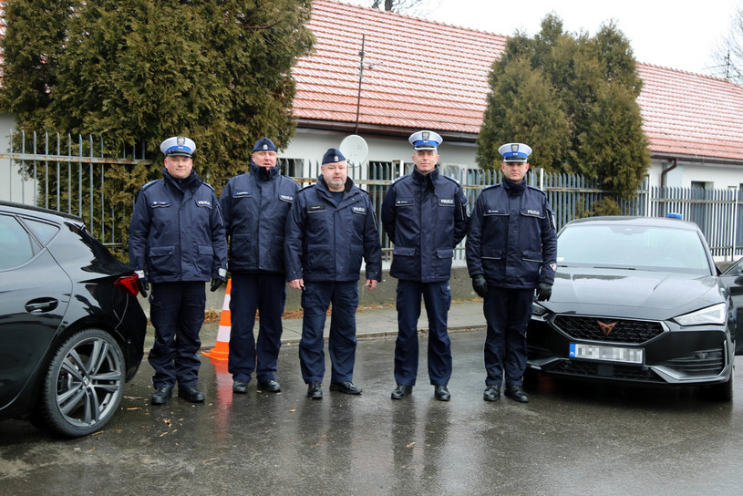 nieoznakowany radiowóz Cupra Leon