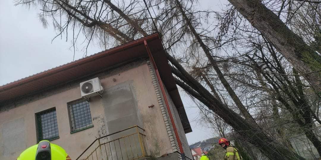 wichura, Sądecczyzna, Limanowszczyzna, zerwane dachy, uszkodzone budynki, uszkodzone samochody, Fakro