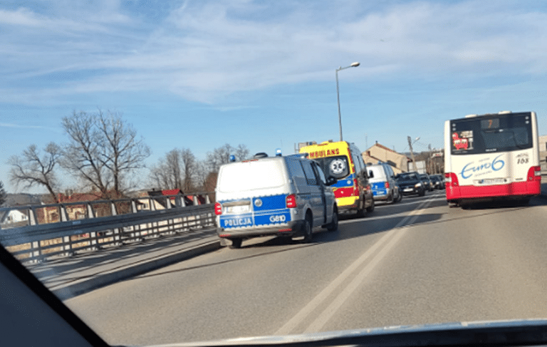 Nowy Sącz. 27-latka groziła skokiem z mostu? Interwencja służb ratunkowych w małżeńskiej kłótni