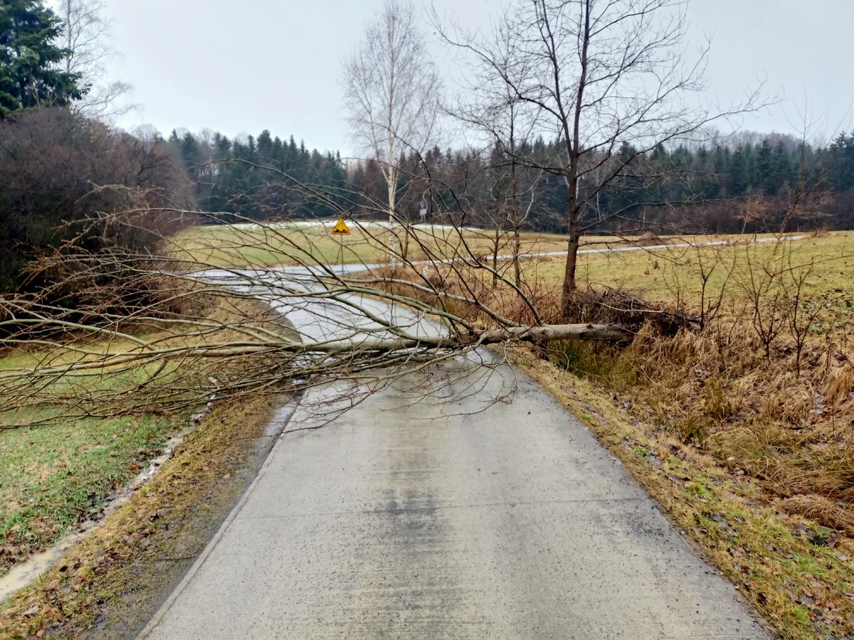 wichura, Sądecczyzna, Limanowszczyzna, zerwane dachy, uszkodzone budynki, uszkodzone samochody, Fakro