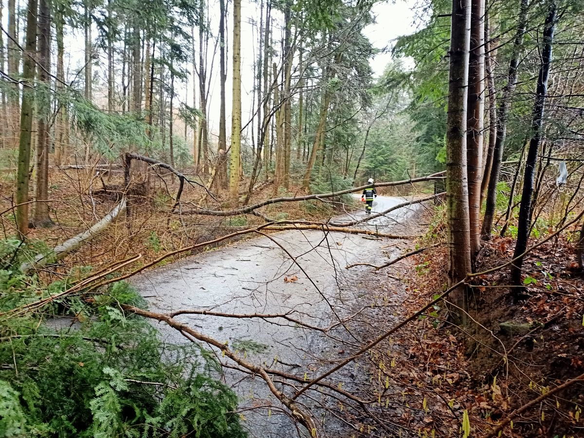 wichura, Sądecczyzna, Limanowszczyzna, zerwane dachy, uszkodzone budynki, uszkodzone samochody, Fakro
