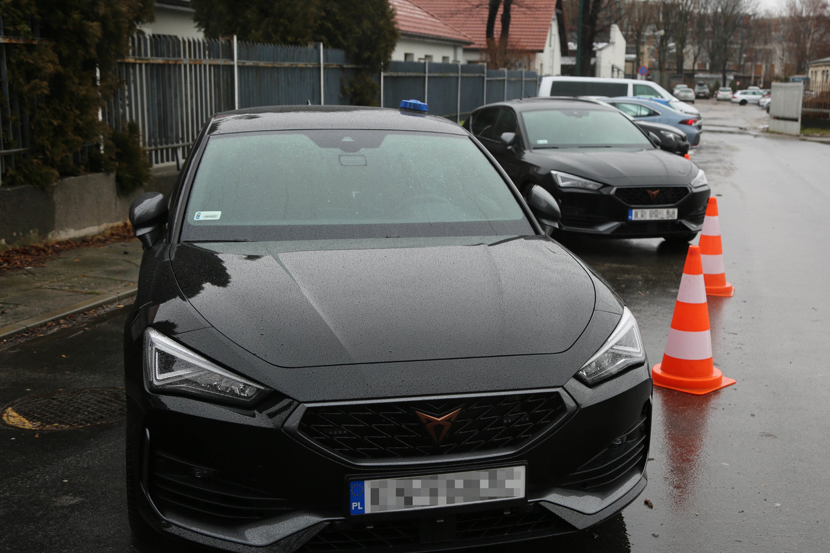 nieoznakowany radiowóz Cupra Leon