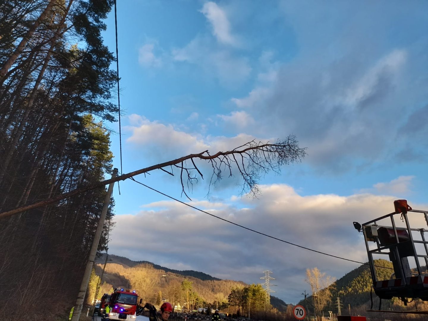 wichura, Sądecczyzna, Limanowszczyzna, zerwane dachy, uszkodzone budynki, uszkodzone samochody, Fakro