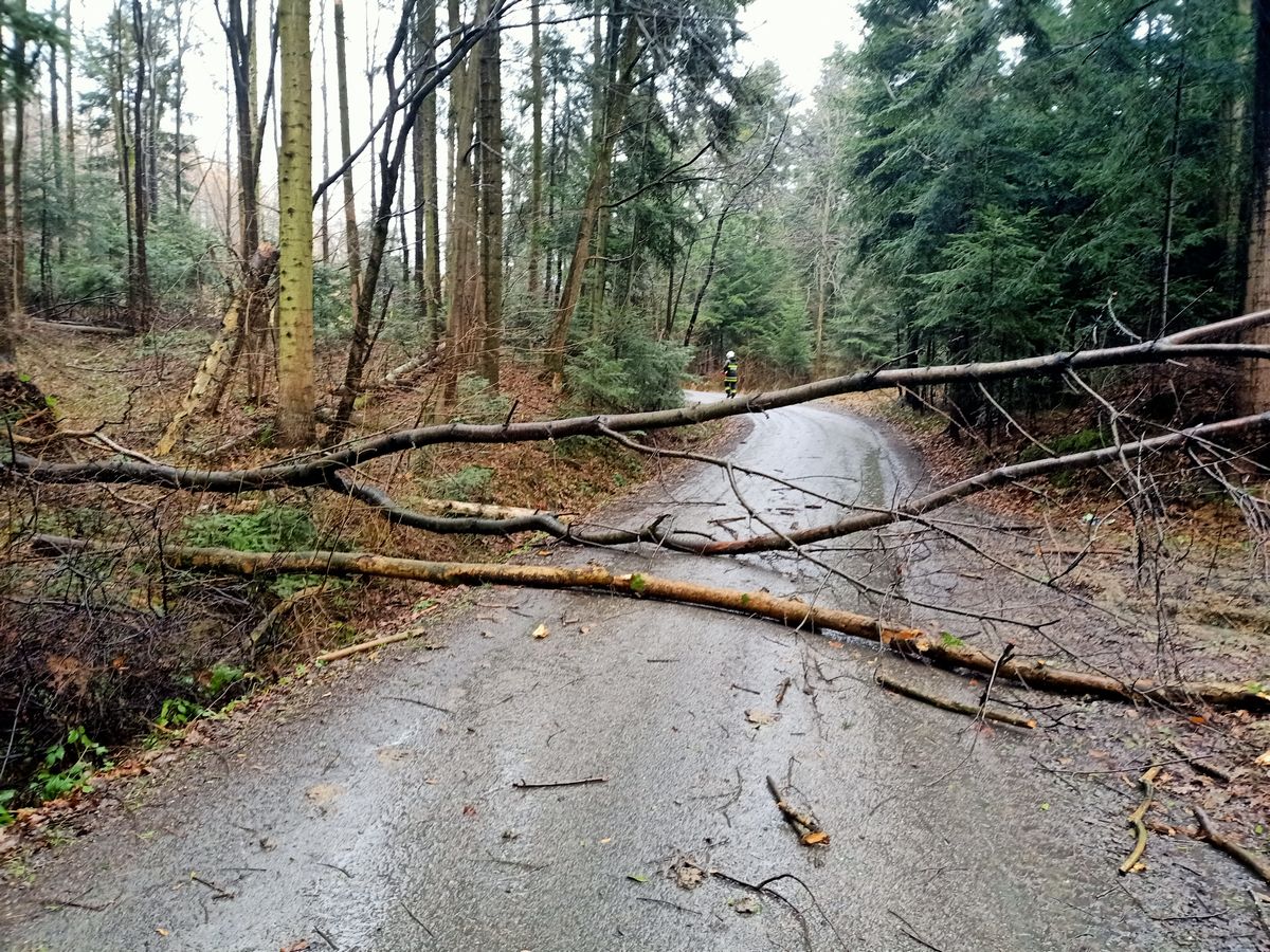 wichura, Sądecczyzna, Limanowszczyzna, zerwane dachy, uszkodzone budynki, uszkodzone samochody, Fakro