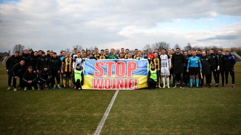 Sandecja remisuje w „urodzinowym” meczu z GKS Katowice. Obie drużyny zademonstrowały solidarność z Ukrainą