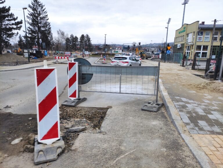 Remonty dróg w Nowym Sączu. Gdzie na kierowców czekają ,,pułapki”?