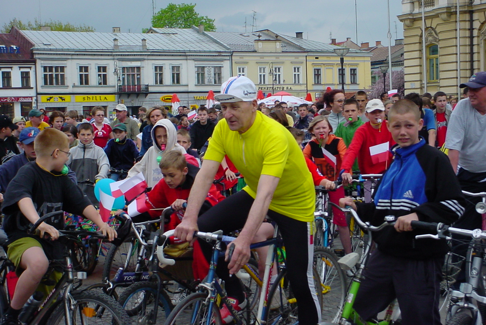 J. magiera z sądecką młodzieżą, 2003 fot. J. Leśniak
