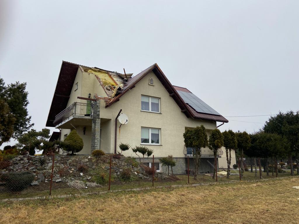 wichura, Sądecczyzna, Limanowszczyzna, zerwane dachy, uszkodzone budynki, uszkodzone samochody, Fakro