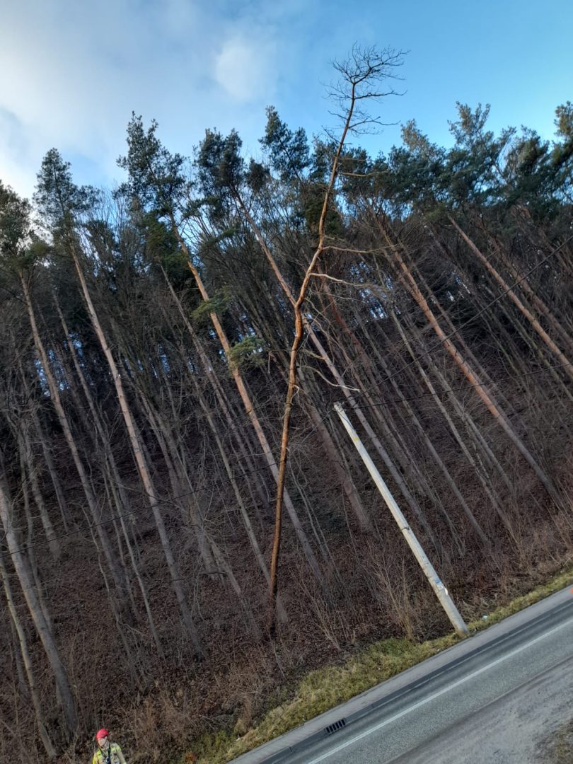 wichura, Sądecczyzna, Limanowszczyzna, zerwane dachy, uszkodzone budynki, uszkodzone samochody, Fakro
