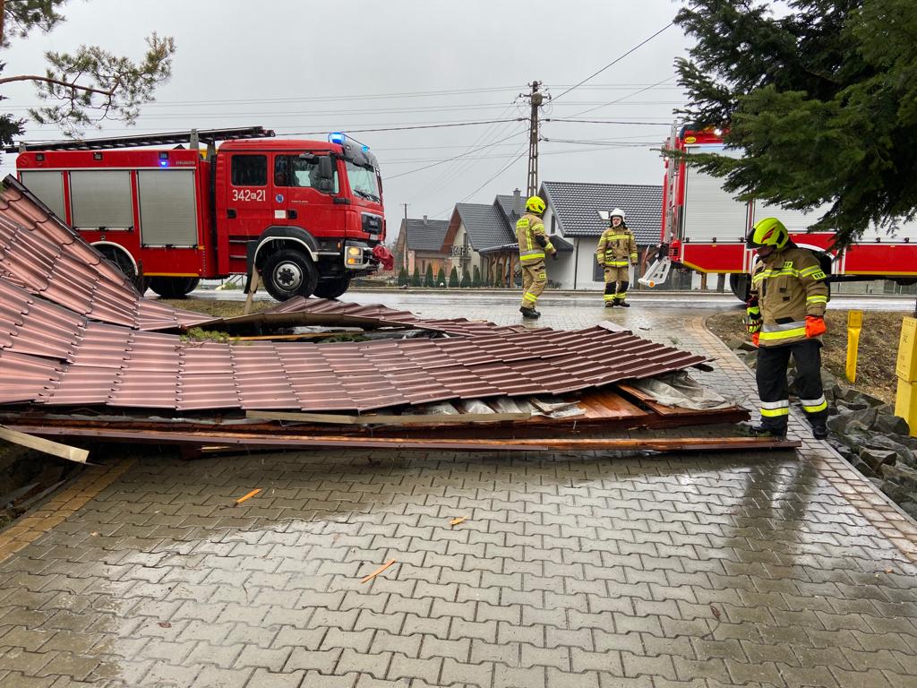 wichura, Sądecczyzna, Limanowszczyzna, zerwane dachy, uszkodzone budynki, uszkodzone samochody, Fakro
