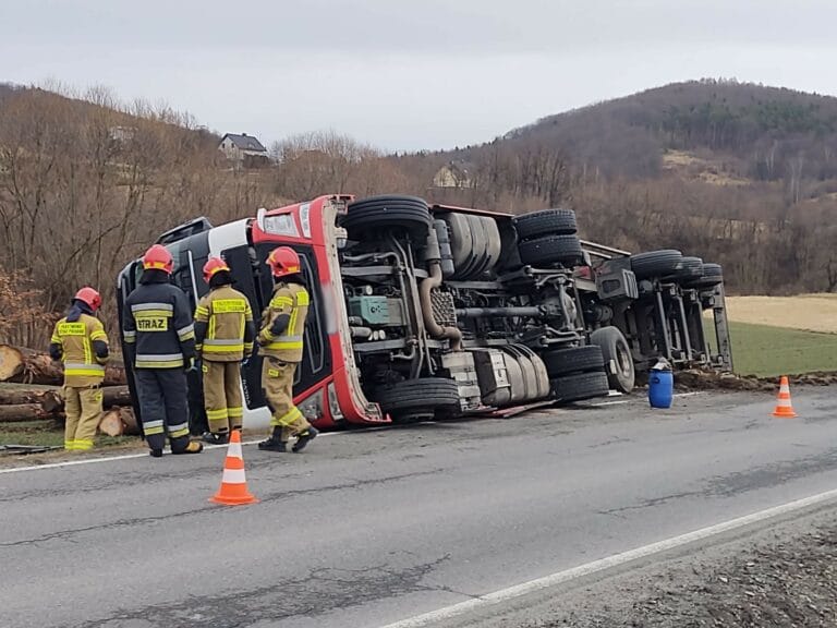 Łęki. Samochód ciężarowy przewrócił się na drodze powiatowej