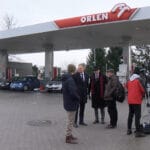 Arkadiusz Mularczyk i Jan Duda na stacji paliw Orlen