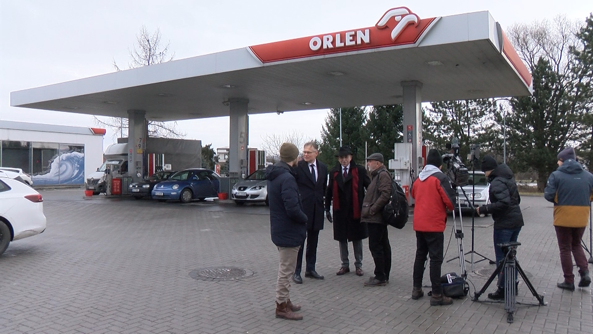Arkadiusz Mularczyk i Jan Duda na stacji paliw Orlen