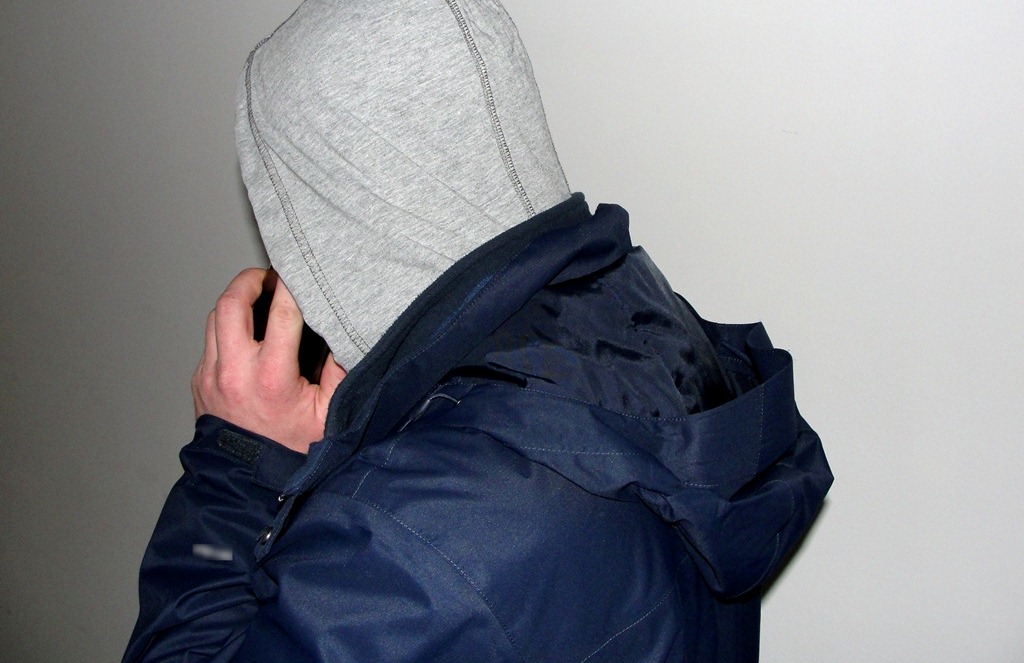 Osoba rozmawia przez telefon