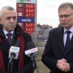 Arkadiusz Mularczyk i Jan Duda na stacji paliw Orlen